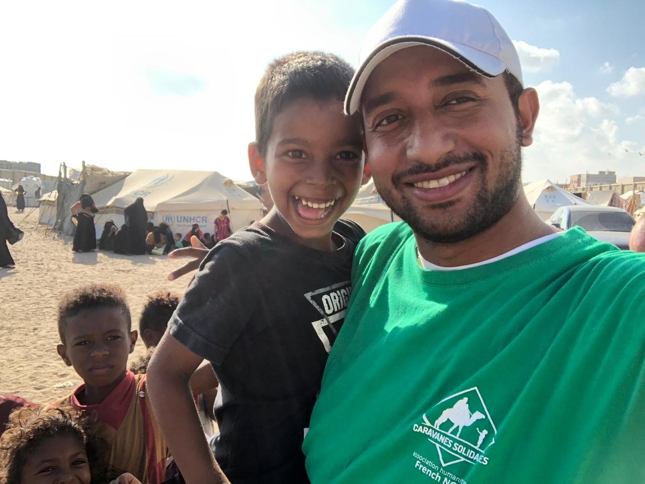 Enfant yéménite dans les bras de notre humanitaire