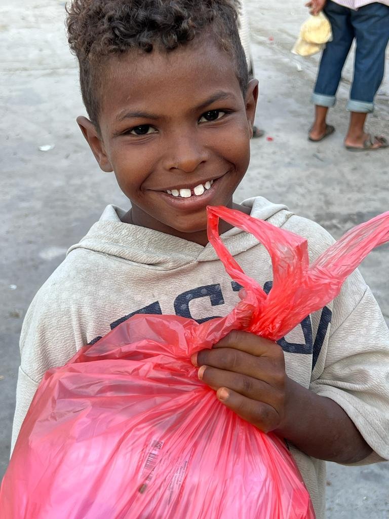 Enfant au Yémen avec un repas dans les mains pendant le mois de Ramadan