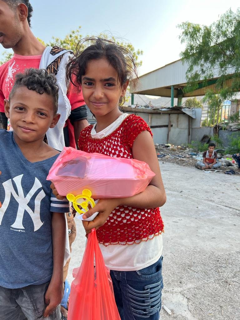 Enfant au Yémen avec un repas dans les mains pendant le mois de Ramadan