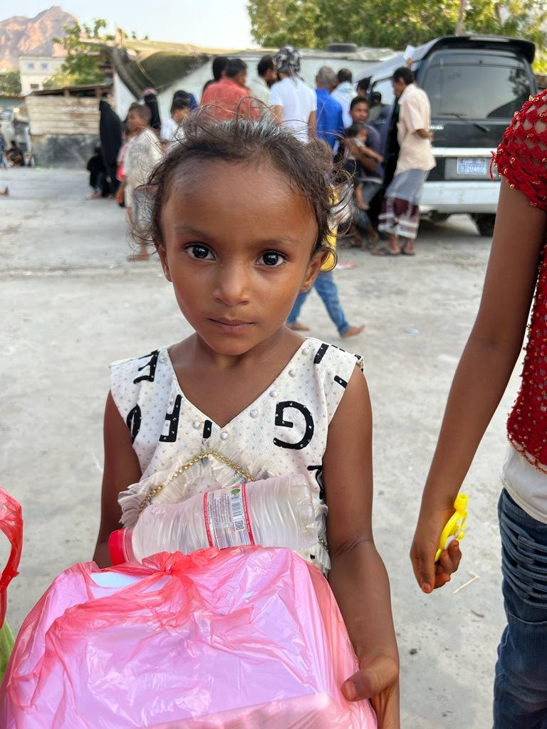 Enfant au Yémen avec un repas dans les mains