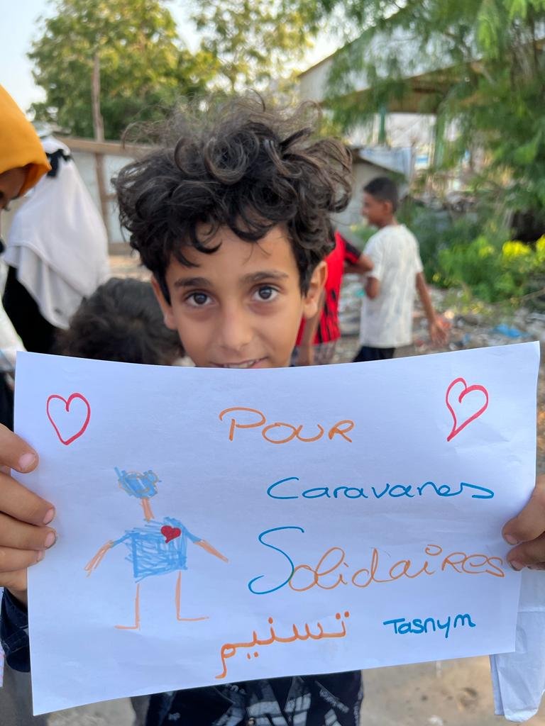 Enfant yéménite avec un dessin pour Caravanes Solidaires pendant le mois de Ramadan