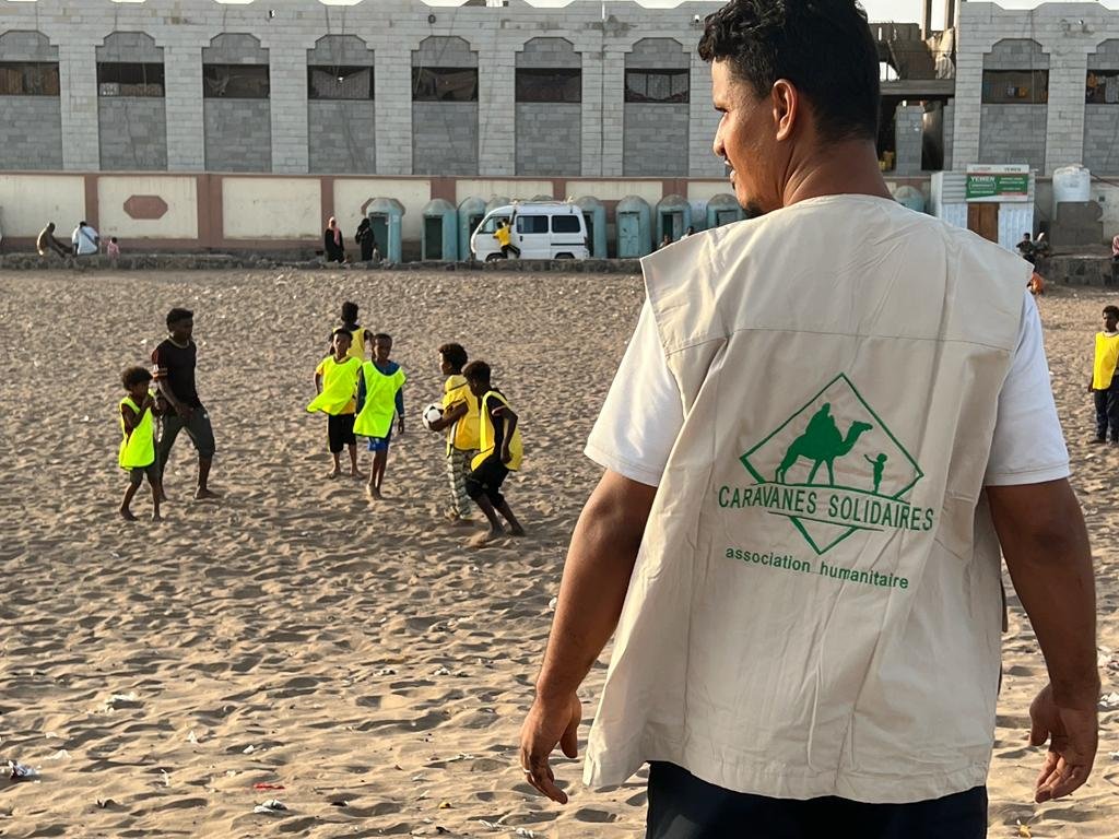 Mise en place d'un match de foot pour les enfants au Yémen