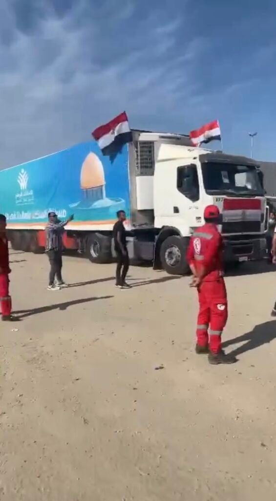 Passage d'un conteneur d'aide humanitaire à Rafah (Gaza)