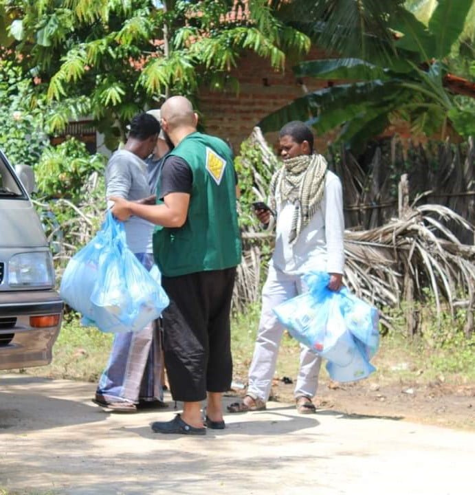 Premières distributions d'aide humanitaire au Sri Lanka